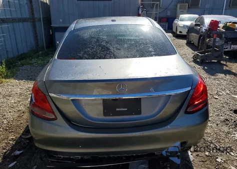 2018 Mercedes-Benz C 300 z USA, uszkodzony, nr VIN 55SWF4JB1JU248727